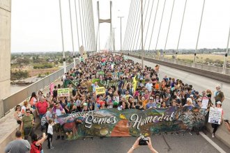 Continúa el corte total sobre el puente Victoria-Rosario por la manifestación contra los incendios