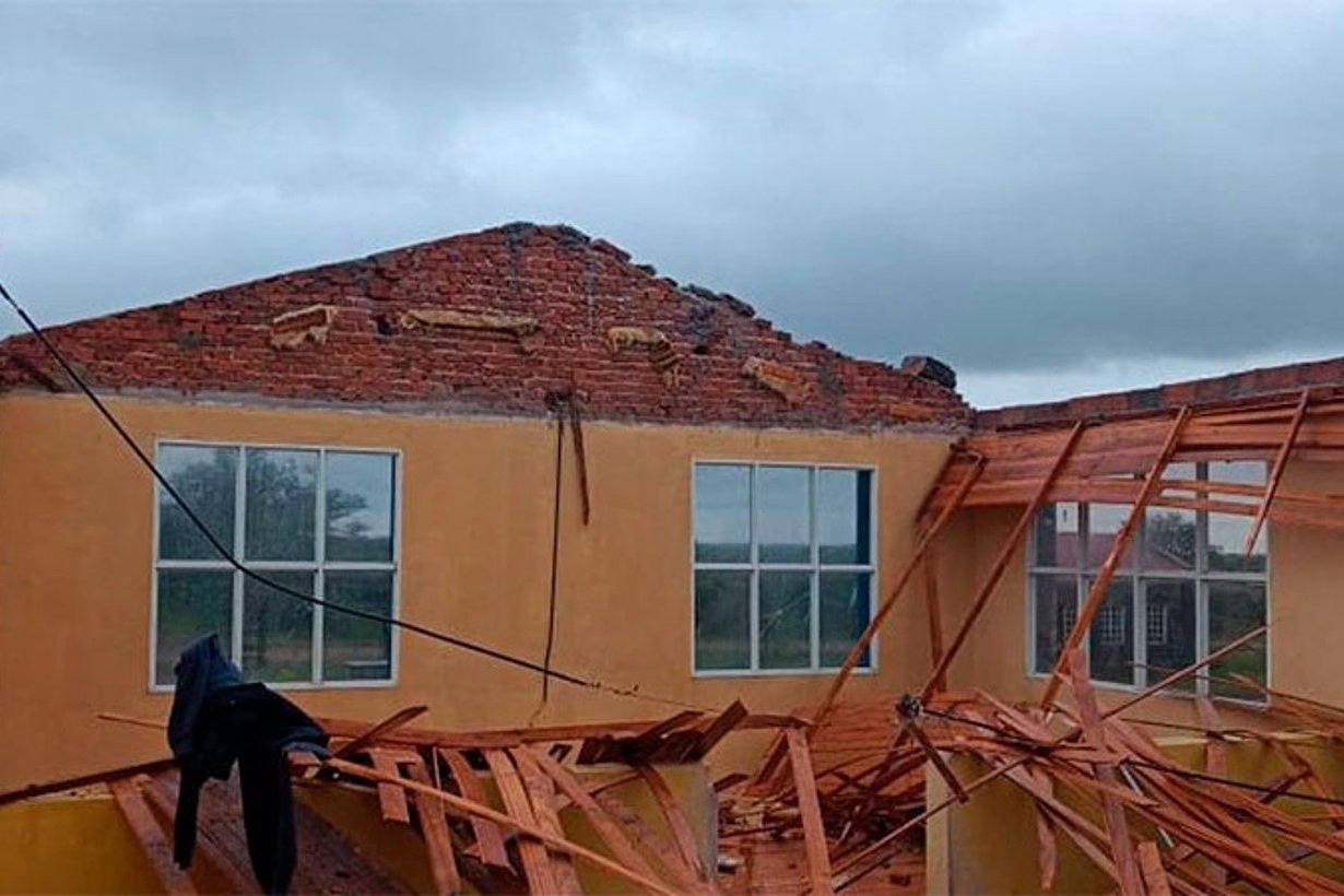 Los fuertes vientos destrozaron en el techo de un natatorio - Noticias de  Brown