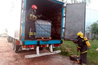 Un camión derramó una sustancia tóxica: cuatro bomberos debieron ser internados
