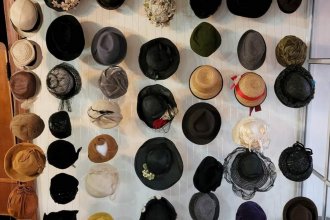 “Chapeau”: cerca de 100 sombreros recreando algún rincón del hogar o la plaza sanjosesina