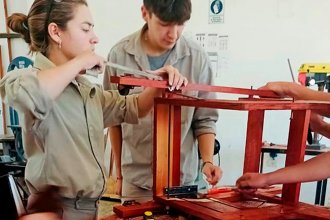 Estudiantes de dos escuelas fabricaron una silla postural para alumnos con discapacidad