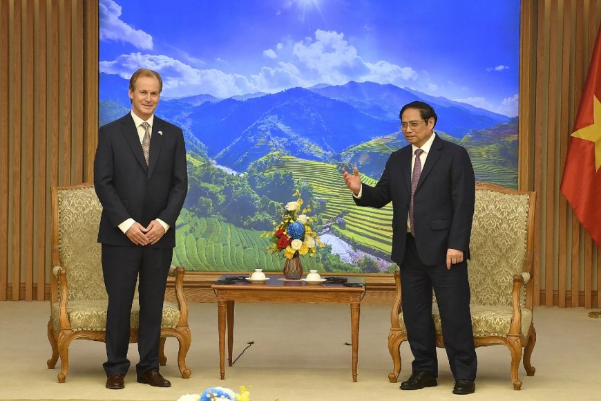 Bordet junto al primer ministro Pham Minh Chinh.