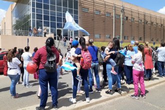 Con banderas y pancartas, marcharon una vez más hacia el hospital Bicentenario para reclamar por la precarización laboral