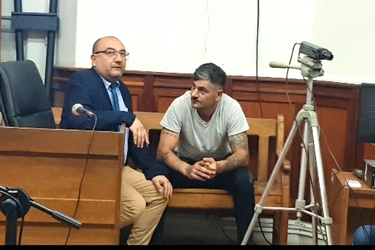 Por intentar matar a a su expareja de varias puñaladas y desobedecer a ...