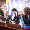 Firmaron acuerdo por recursos para construir un puente internacional sobre el río Uruguay