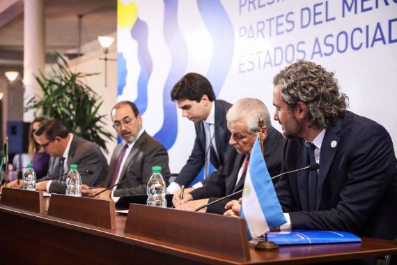 Firmaron acuerdo por recursos para construir un puente internacional sobre el río Uruguay