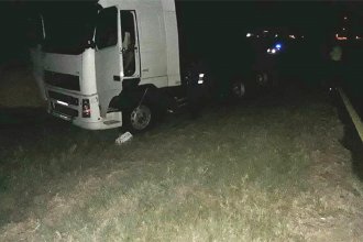 En plena madrugada, camión que transportaba soja despistó y volcó sobre la autovía Artigas