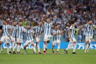 Se le escapó en el cierre y sufrió hasta los penales, pero se metió en semis: El sueño argentino continúa