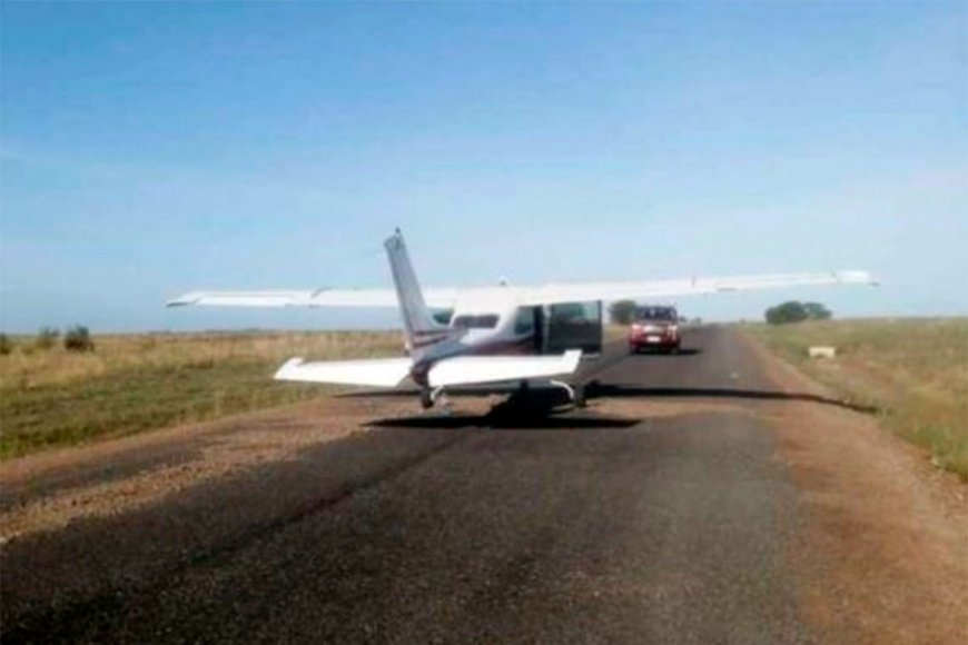 El avión aterrizó en el asfalto