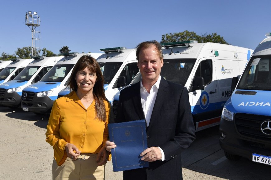 Entregaron 10 nuevas ambulancias y promulgaron ley que crea 1095 cargos en Salud de la Provincia