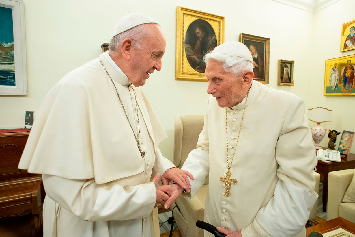 El emérito Benedicto XVI con el Papa Francisco