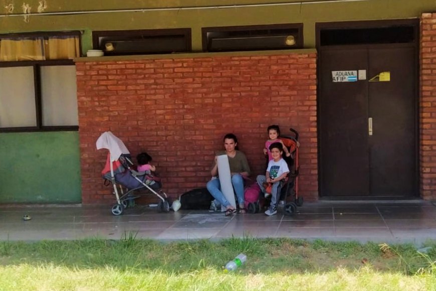 La familia durante su espera en la frontera.