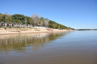 Ante la bajante del río Paraná, un municipio prohibió el ingreso al agua en sus playas
