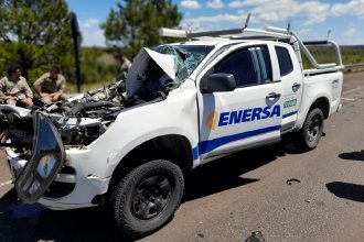 Una camioneta de Enersa con tres operarios chocó contra un camión en la Autovía Artigas