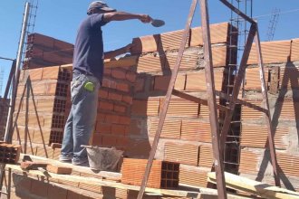 Con fondos provinciales y mano de obra municipal, construyen 16 viviendas en Santa Elena
