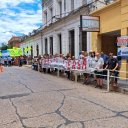Vecinos esperaron al presidente Fernández con pancartas y cánticos, para reclamar por los últimos aumentos en la tarifa eléctrica