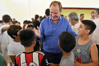 El gobernador inaugura en Feliciano un ciclo escolar que comienza sin paros