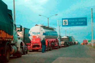 Bronca de camioneros argentinos con el gobierno uruguayo. Podrían cortar los tres puentes