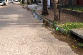 Caño lleva más de un mes desperdiciando agua en la vía pública: ¿qué argumentaron desde Obras Sanitarias?