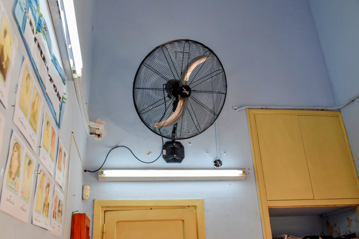 Los ventiladores no evitan el calor en las aulas.