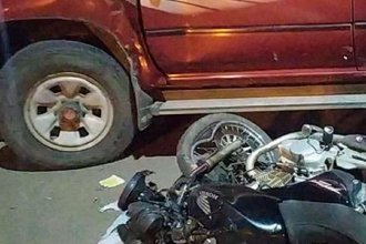 Motociclista sufrió lesiones al chocar contra una camioneta