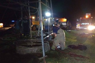 Ardua tarea de bomberos en Colón: rescataron con vida a un hombre que había caído en un pozo