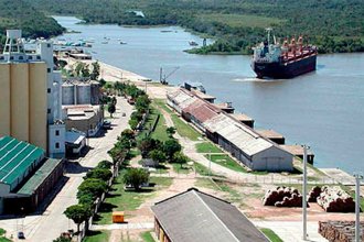 Desde el Puerto de “La Histórica” reclaman un “transporte fluvial de cabotaje” para que haya menos camiones en las rutas