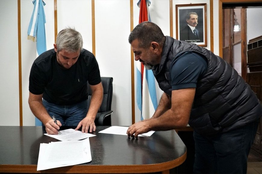 Walser firmando el contrato para la cuenca Salta.