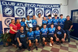 Giano visitó al equipo de handball de Ferro: “Practicar y promover deportes, ejes de mi vida y de mi gestión”