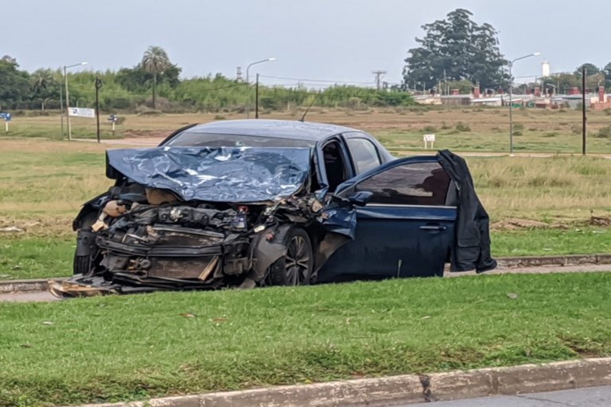 Auto y camión municipal chocaron de frente en una transitada avenida ...