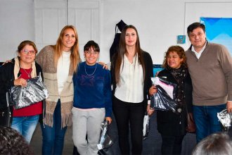 Leticia Ponzinibbio y Fernando Barboza entregaron ropa a responsables de comedores y merenderos populares