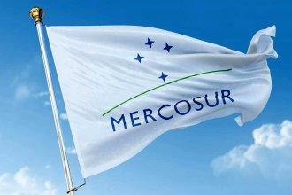 Primera del Mercosur en decretar el uso obligatorio de la bandera del bloque: “Orgulloso de mi ciudad natal”