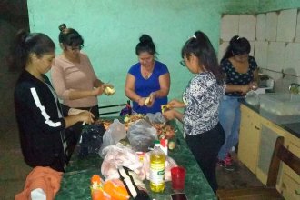 “Todas las semanas se agregan familias”: un grupo de voluntarios entrega 80 viandas en un barrio de Colón