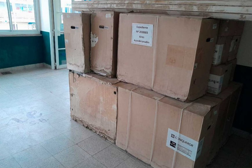 Los aires acondicionados donados en 2015 a una escuela de Colón siguen en sus cajas, sin ser instalados