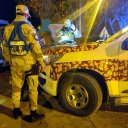 Capturaron a policía infraganti, con la ropa ensangrentada y el cuerpo del delito en una camioneta