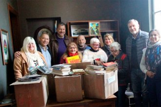 Armando Gay visitó el Hogar de Ancianos Isthilart y celebró la llegada de 500 libros enviados por Nación
