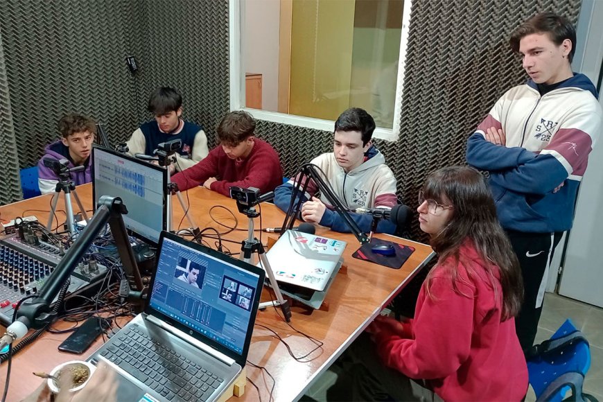 Los estudiantes en visita a Oíd Mortales Radio