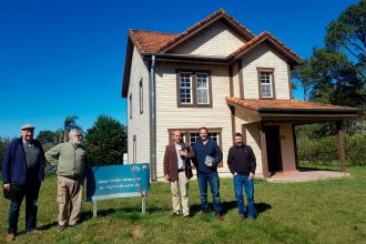 Viviendas de madera: junto a Satalía Méndez y el concejal Bovino, el Consejo de Producción visitó el INTA