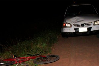 En la oscuridad de la noche, un ciclista perdió la vida al ser impactado por un auto