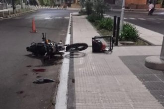 Motociclista sufrió múltiples fracturas al chocar contra un cesto de residuos