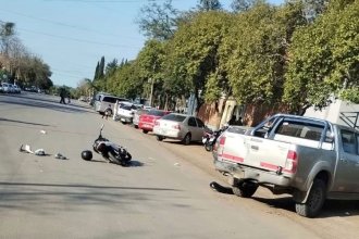 Jóvenes motociclistas con lesiones graves: uno chocó una camioneta estacionada, el otro colisionó con un auto