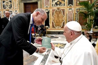 El rector de la UNER fue recibido por el Papa Francisco y le regaló dos libros