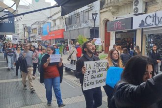 Docentes autoconvocados reclamaron en Paraná por los errores en el pago de sueldos