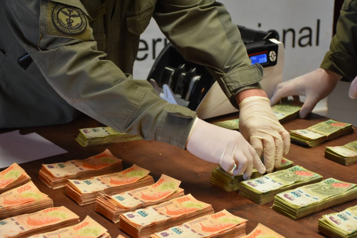 US$ 500.000 en un bolso: confirman el procesamiento de dos hombres por presunto lavado de activos - Noticias - Elentrerios.com