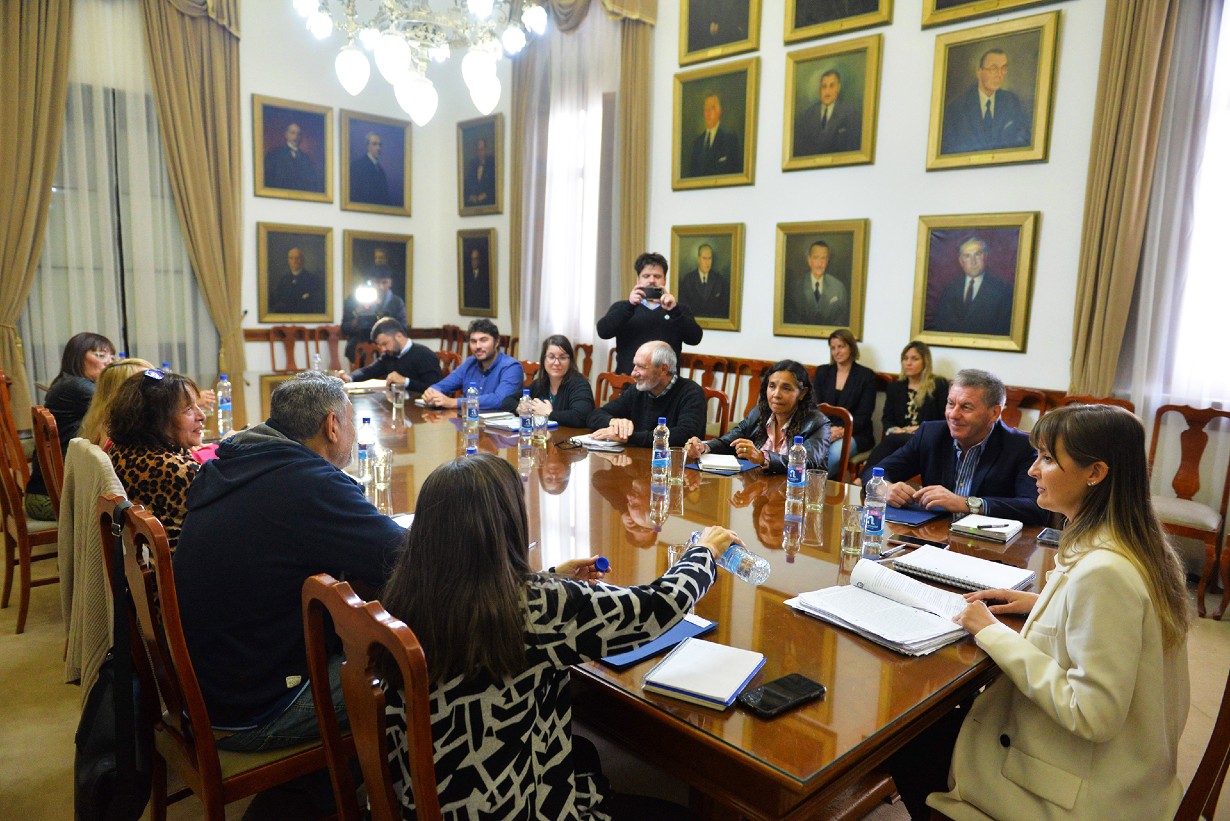 Vuelven a reunirse gremios docentes y estatales con Provincia para ...