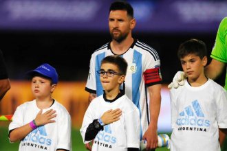El día que Messi entró a la cancha acompañado de un niño entrerriano