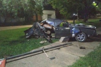 Impactante accidente de madrugada: destrozó su auto al chocar contra una farola