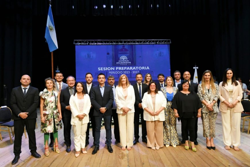 Romero asumió en el teatro 3 de Febrero.