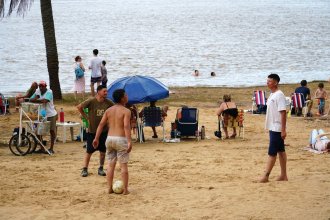 Baja el río y de a poco se recuperan las playas: un sector del balneario Inkier ya fue habilitado