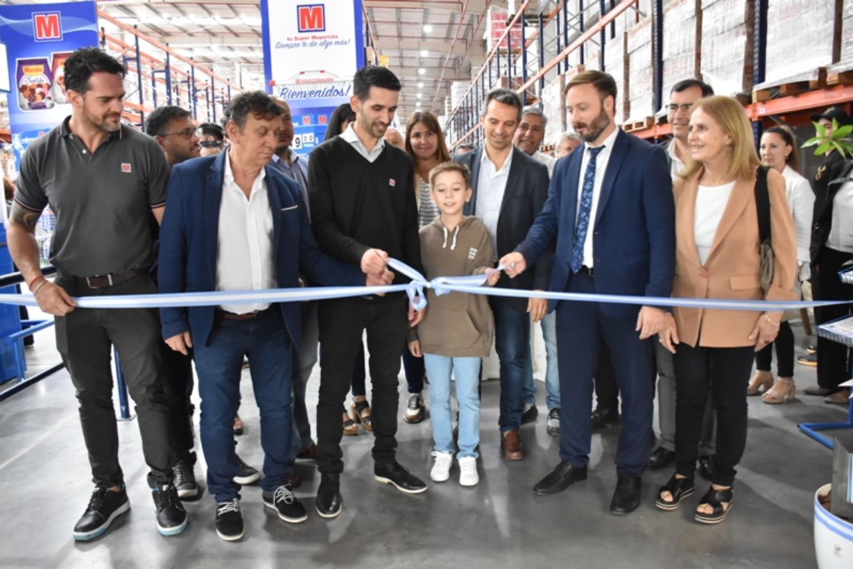 Azcué en la apertura oficial de Maxiconsumo.